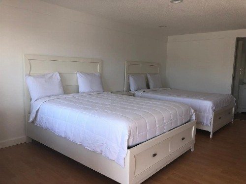 Spinnaker Inn of Naples - image 5