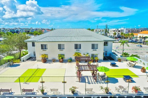Naples Park Central Hotel - image 10