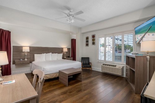 Naples Park Central Hotel - image 12