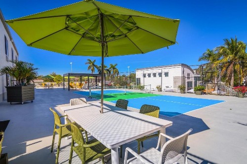 Naples Park Central Hotel - image 14