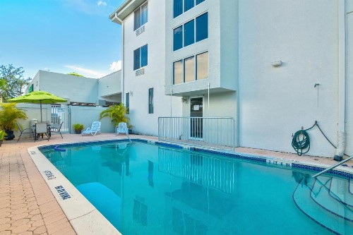Naples Park Central Hotel - image 19