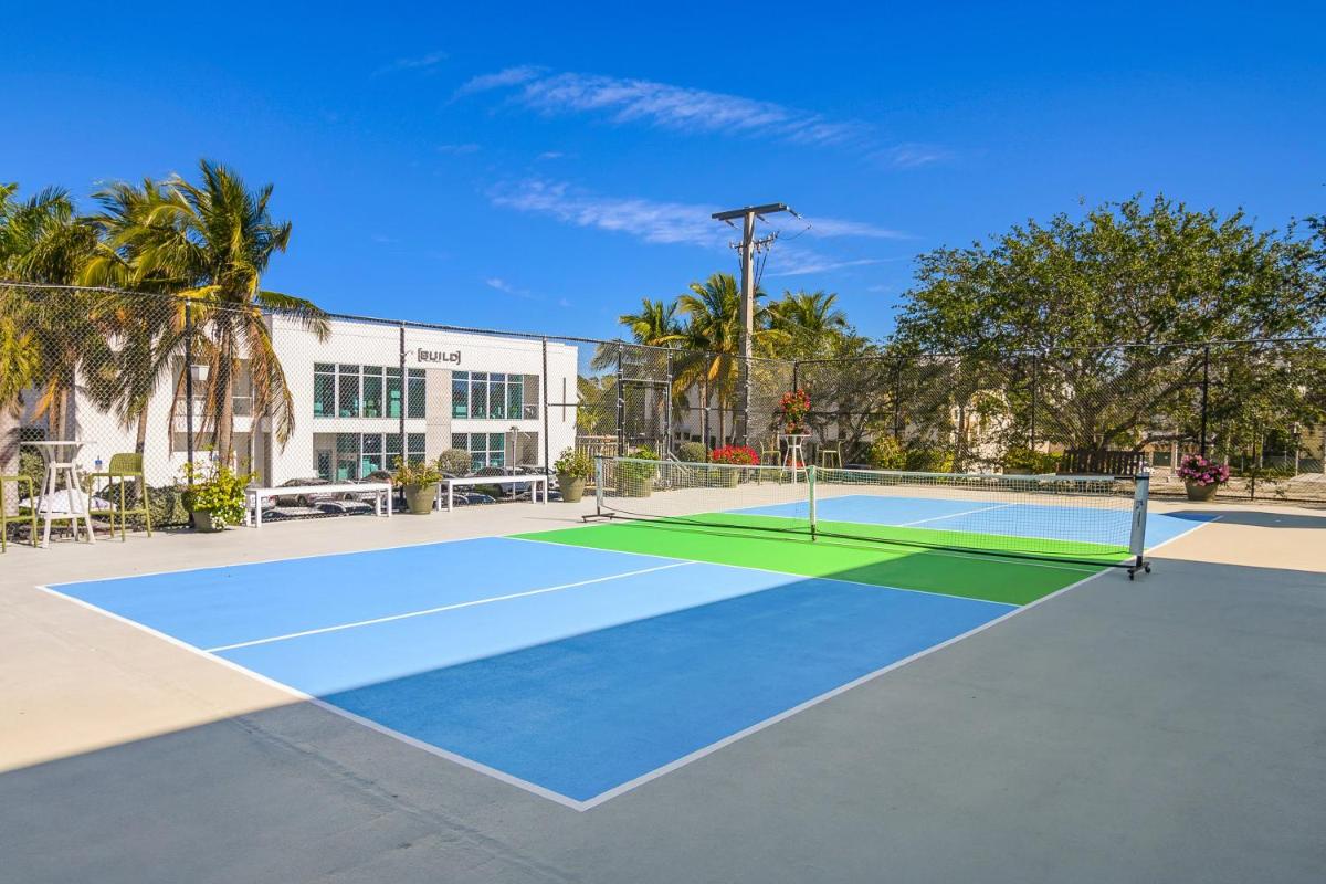 Naples Park Central Hotel - image 2
