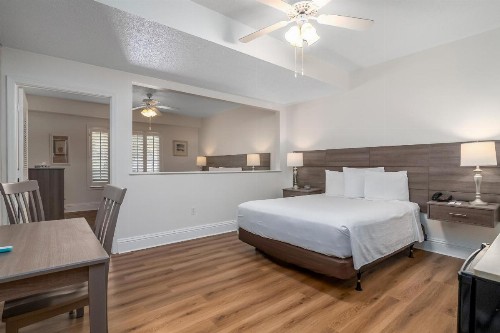 Naples Park Central Hotel - image 23