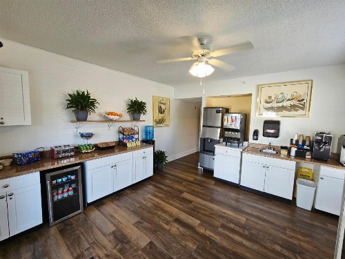 Naples Park Central Hotel - image 3