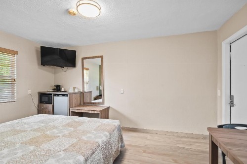 Tamiami Motel - image 13