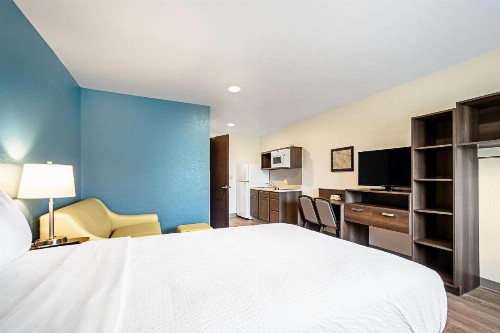 WoodSpring Suites Naples - image 17