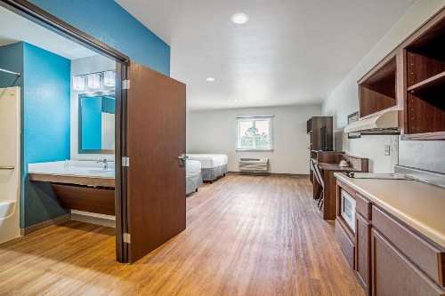 WoodSpring Suites Naples - image 9