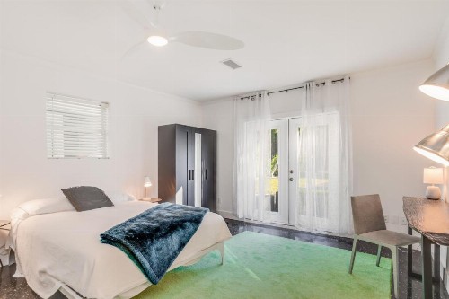 Naples Waterfront Retreat - image 10