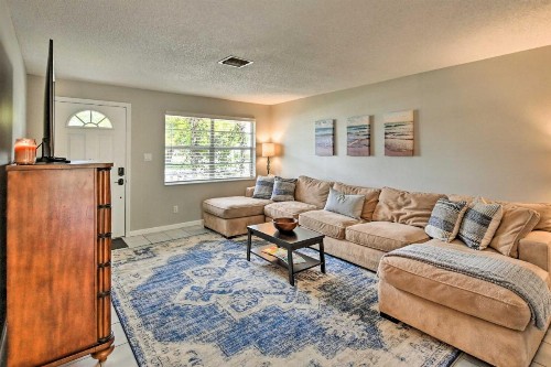 Cozy Home with Lanai 4Mi to Naples Beach and Pier