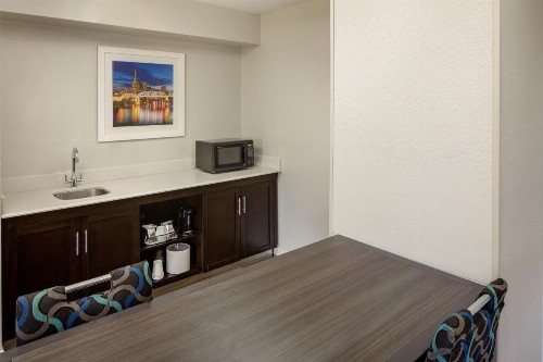 Hampton Inn & Suites Nashville-Airport - image 10