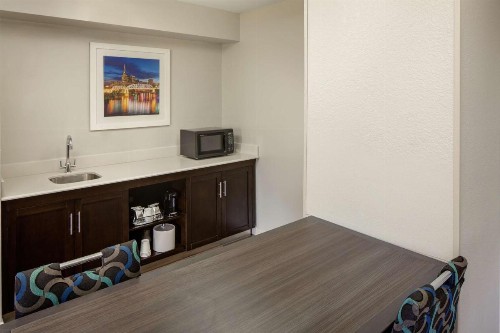 Hampton Inn & Suites Nashville-Airport - image 11