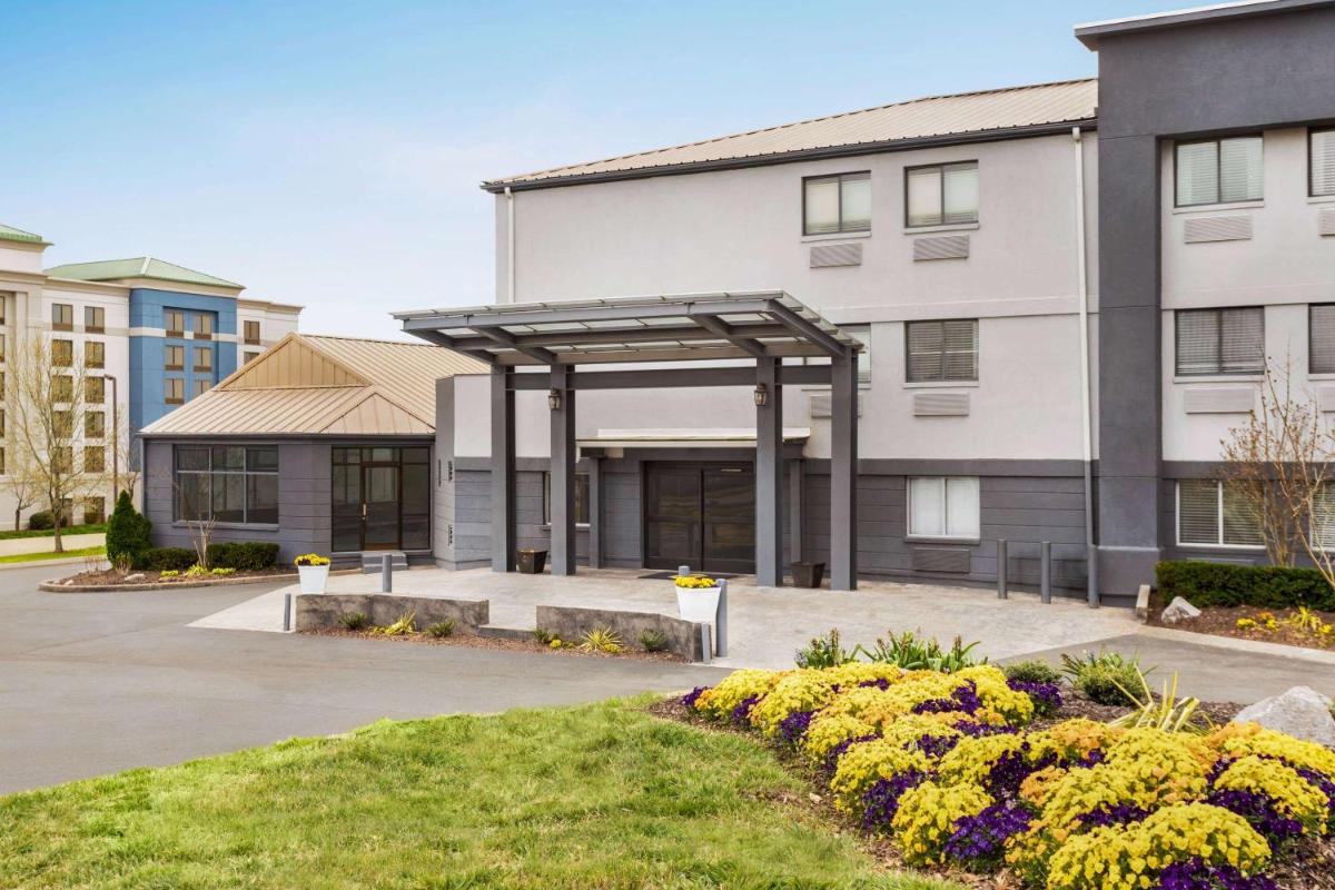 Super 8 by Wyndham Nashville East - image 2