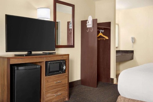 Super 8 by Wyndham Nashville East - image 22