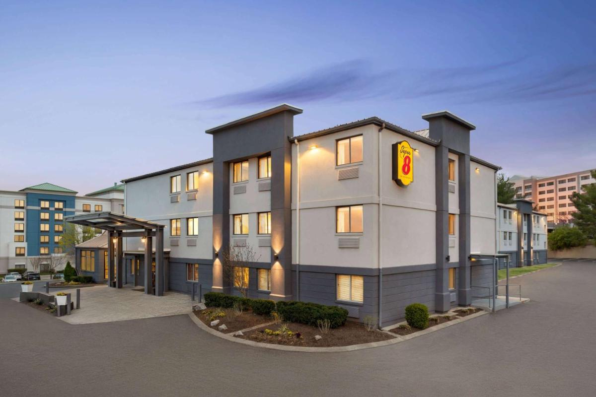 Super 8 by Wyndham Nashville East - image 3
