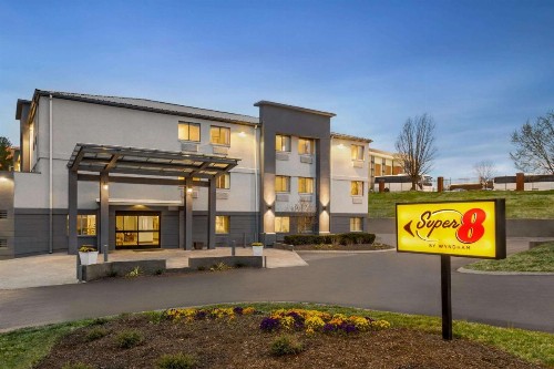 Super 8 by Wyndham Nashville East - image 5