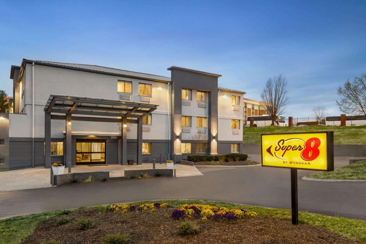 Super 8 by Wyndham Nashville East - image 5