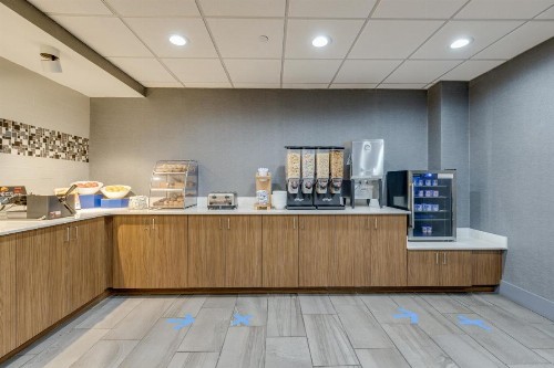 Alexis Inn and Suites Hotel - image 10