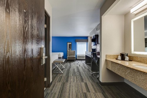 Alexis Inn and Suites Hotel - image 8