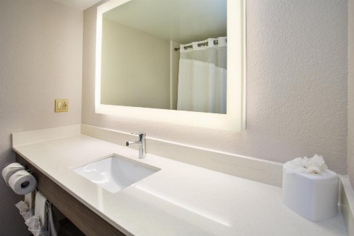 Holiday Inn Express Nashville Airport an IHG Hotel - image 5