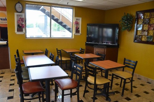 Days Inn by Wyndham Airport Nashville East - image 15