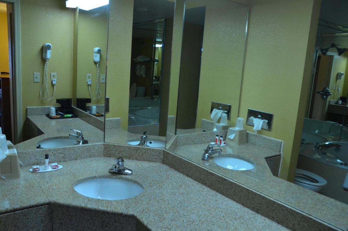 Days Inn by Wyndham Airport Nashville East - image 2