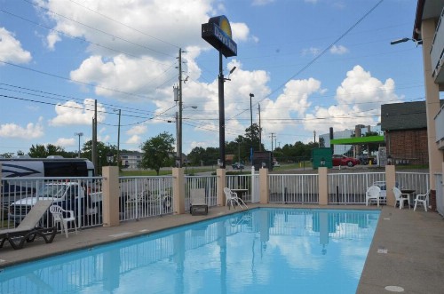 Days Inn by Wyndham Airport Nashville East - image 3