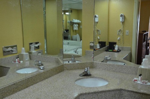 Days Inn by Wyndham Airport Nashville East - image 33