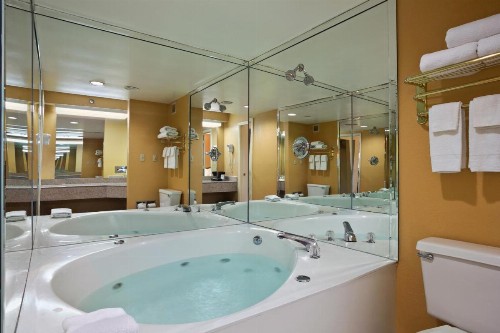 Days Inn by Wyndham Airport Nashville East - image 4