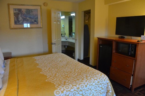 Days Inn by Wyndham Airport Nashville East - image 7