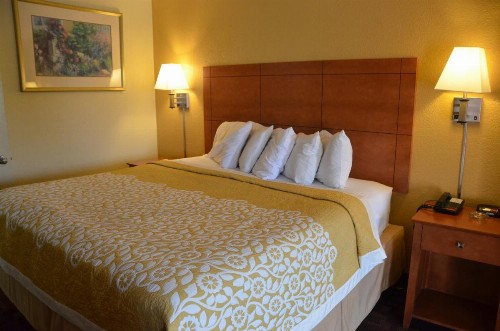 Days Inn by Wyndham Airport Nashville East - image 9