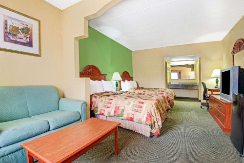 Super 8 by Wyndham Nashville Near Downtown / I-40 - image 10