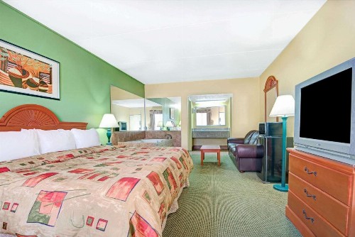 Super 8 by Wyndham Nashville Near Downtown / I-40 - image 11