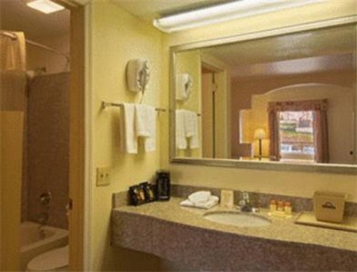 Super 8 by Wyndham Nashville Near Downtown / I-40 - image 13