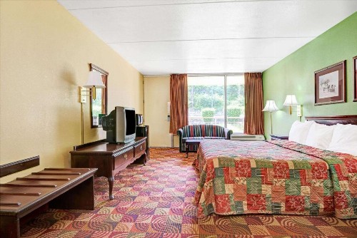Super 8 by Wyndham Nashville Near Downtown / I-40 - image 19