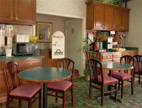 Super 8 by Wyndham Nashville Near Downtown / I-40 - image 3