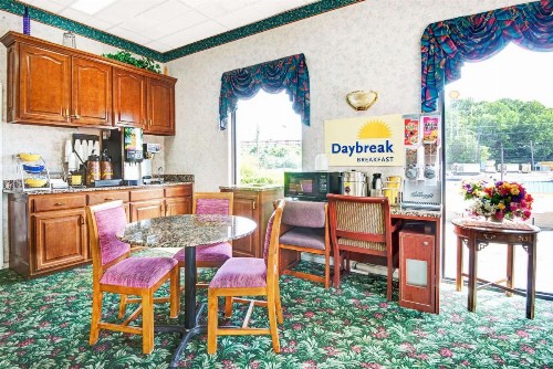 Super 8 by Wyndham Nashville Near Downtown / I-40 - image 36