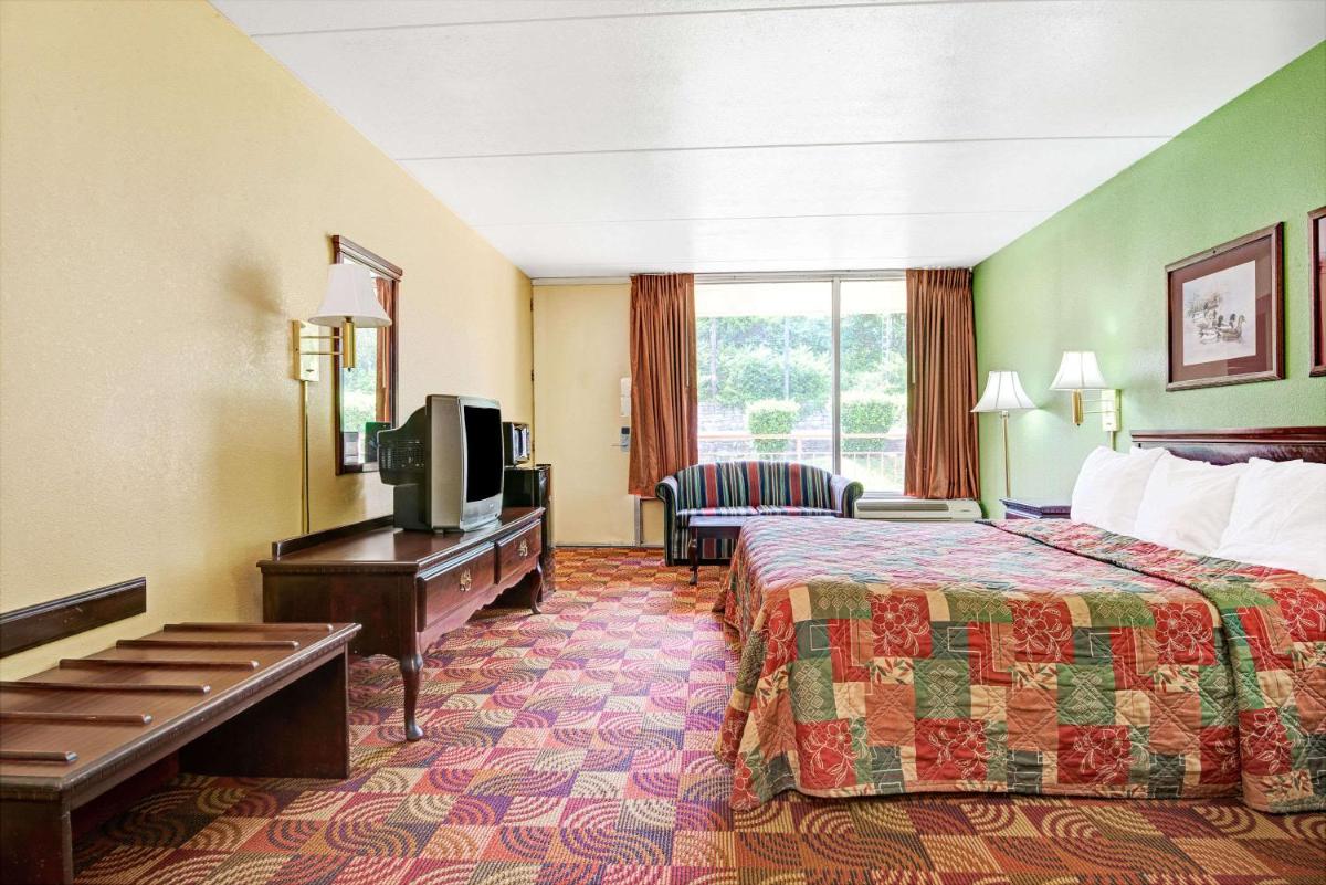 Super 8 by Wyndham Nashville Near Downtown / I-40 - image 4