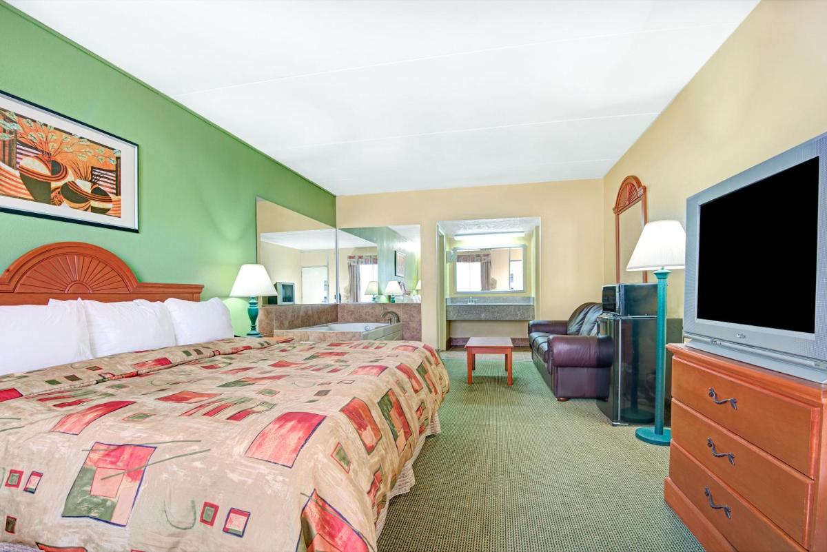 Super 8 by Wyndham Nashville Near Downtown / I-40 - image 6