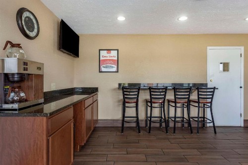 Econo Lodge North - image 10