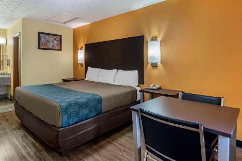 Econo Lodge North - image 11