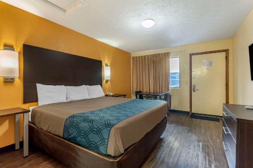 Econo Lodge North - image 12