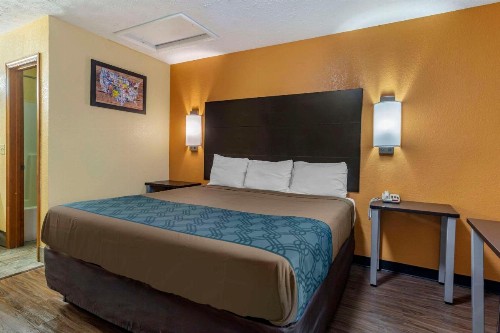 Econo Lodge North - image 13