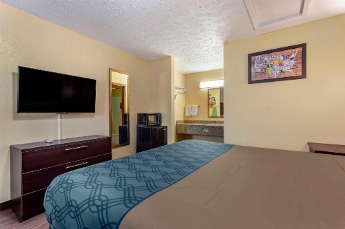 Econo Lodge North - image 14