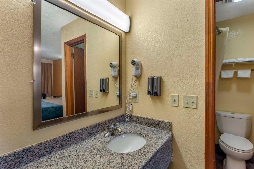 Econo Lodge North - image 15