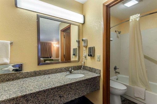 Econo Lodge North - image 19