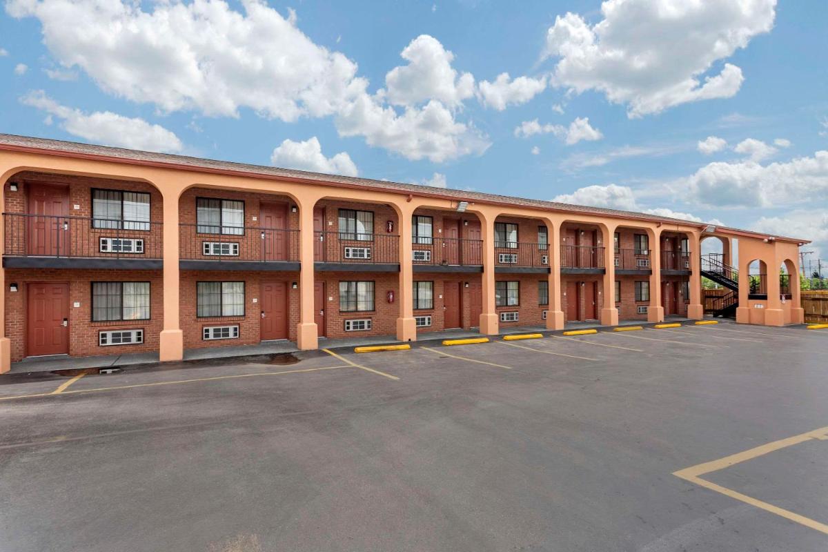 Econo Lodge North - image 4