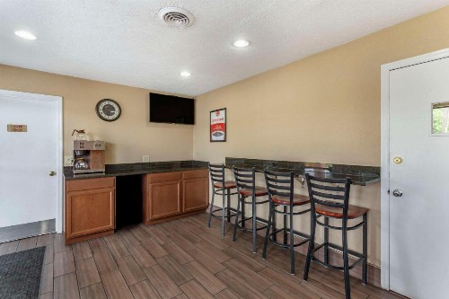 Econo Lodge North - image 6