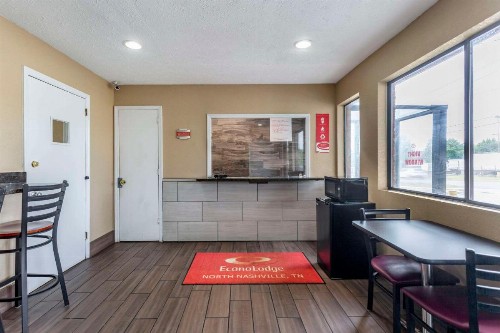 Econo Lodge North - image 8