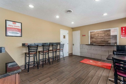 Econo Lodge North - image 9