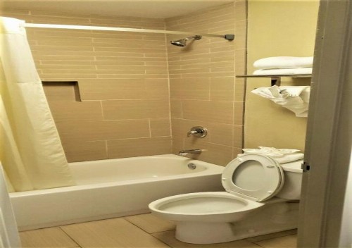 Quality Suites Nashville Airport - image 40